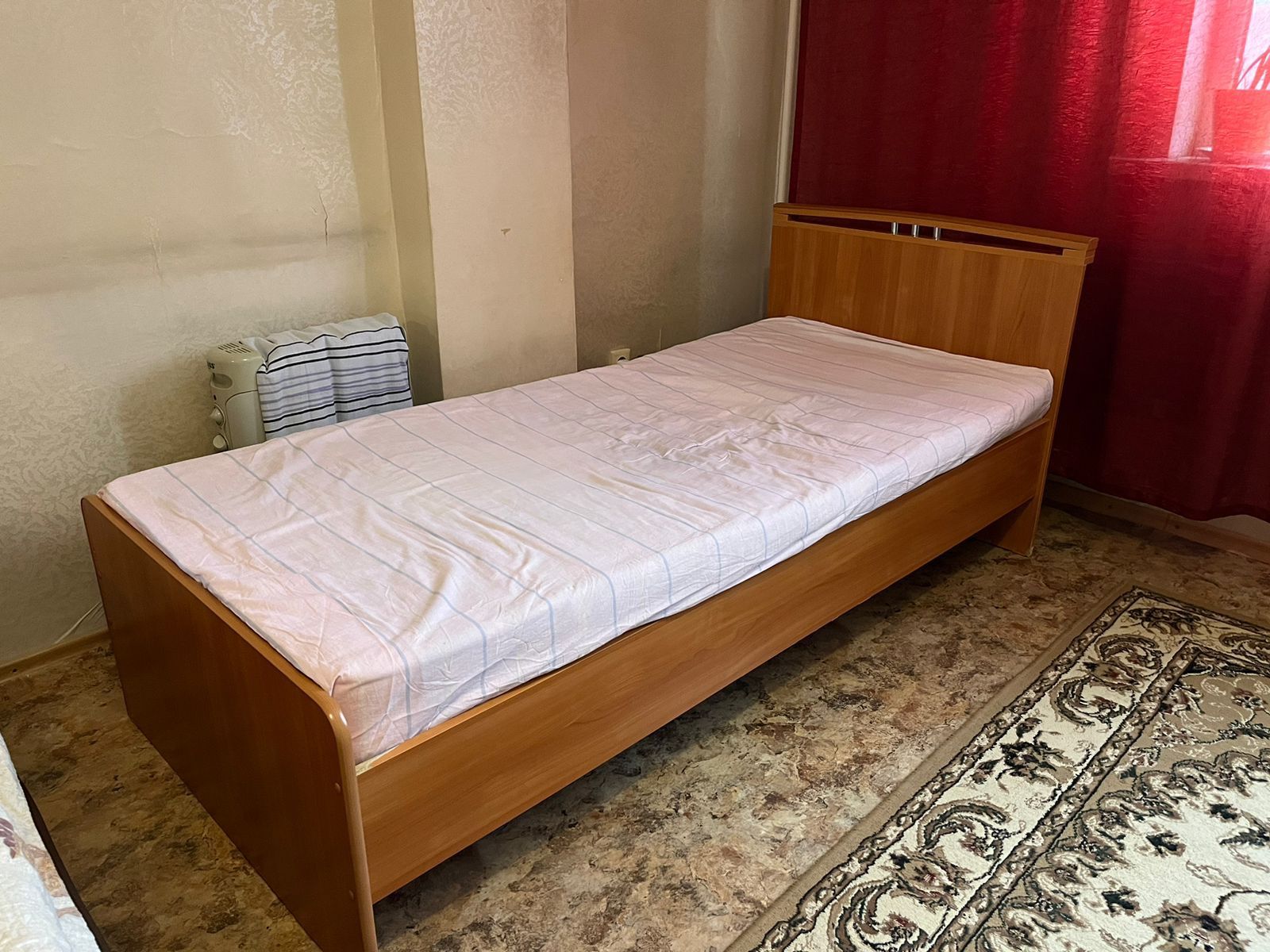 Кровать односпальная, 2 шт., с матрасами, недорого, хорошие скидки