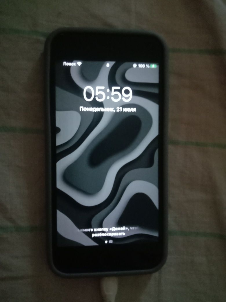 iPhone 7 вместе с чехлом