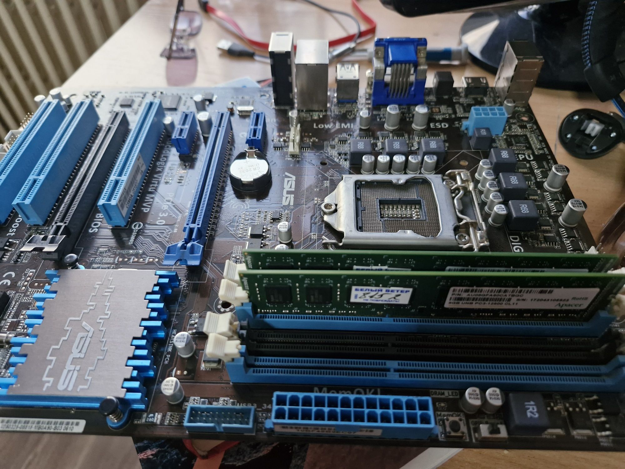 Материнская плата Asus P8Z77-V LX с двумя плашками 8GB ОЗУ DDR3