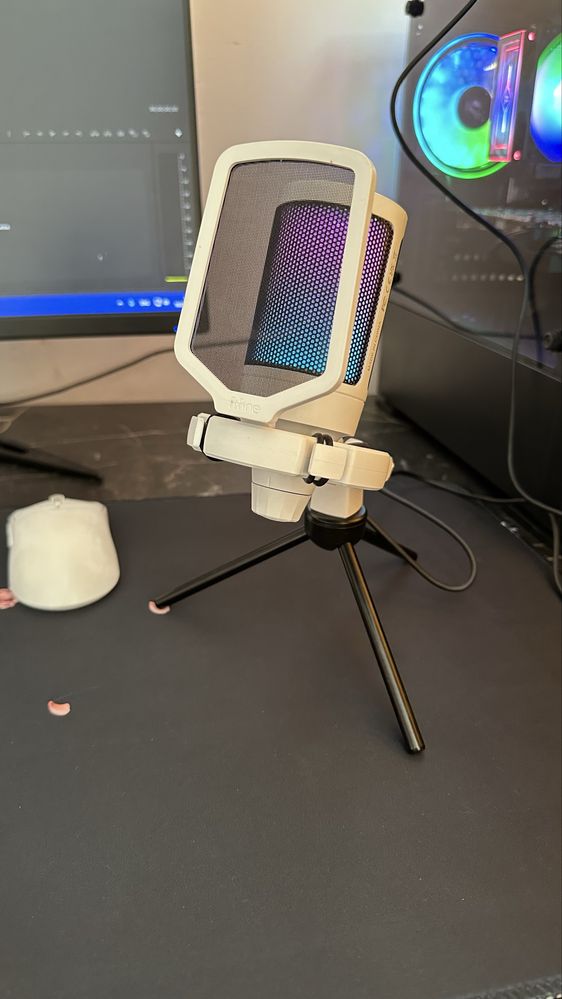 Микрофон Fifine AmpliGame A6V в белом цвете