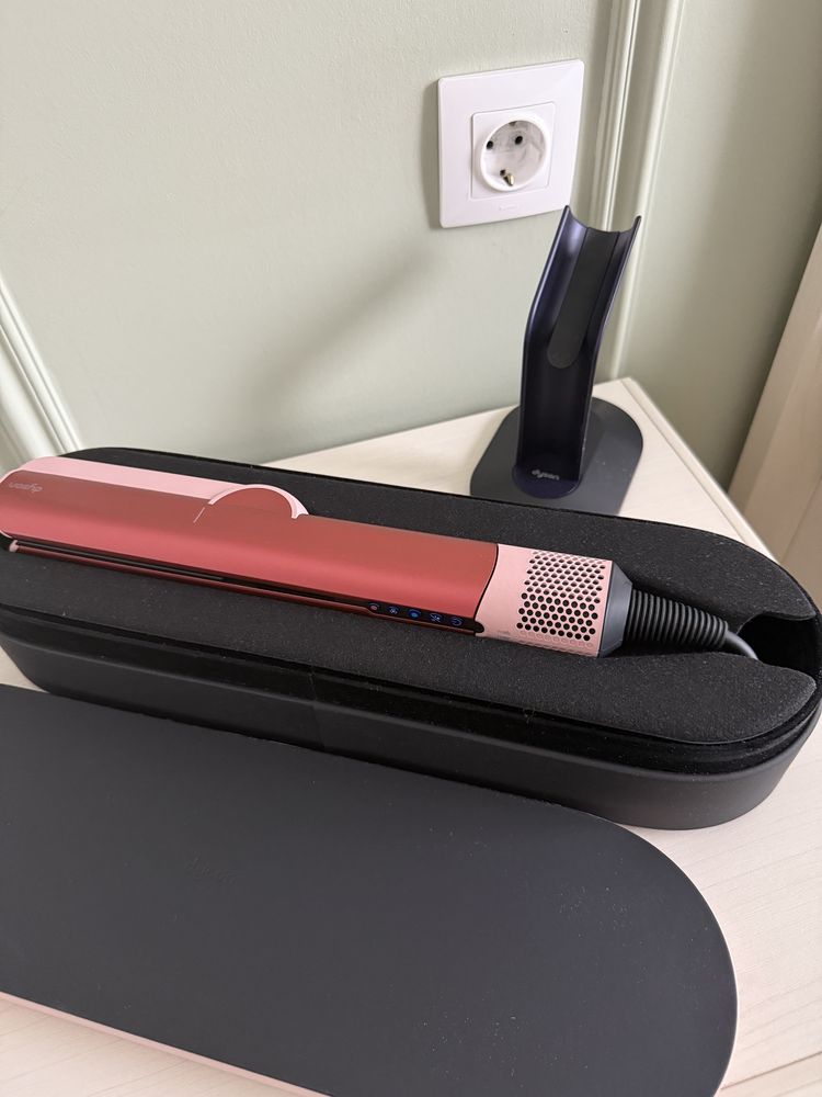 Продам выпрямитель-фен Dyson