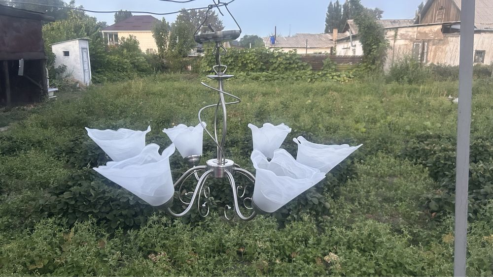 Продам люстру