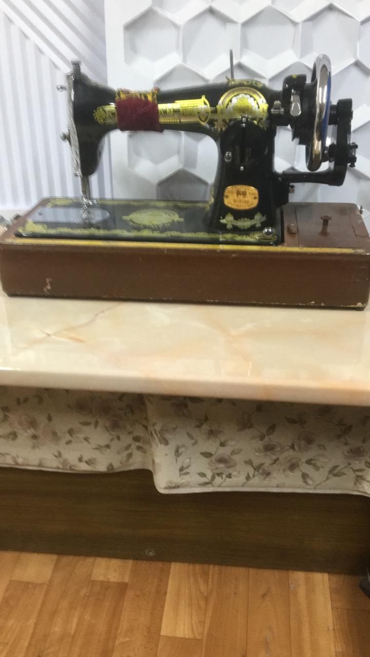 Продам швейную машинку