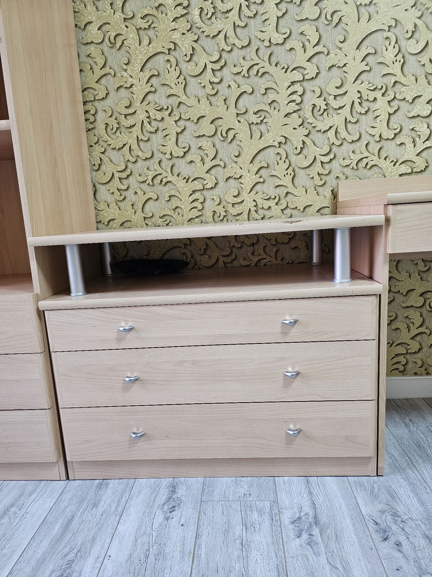Продам шкафы, комод и стол