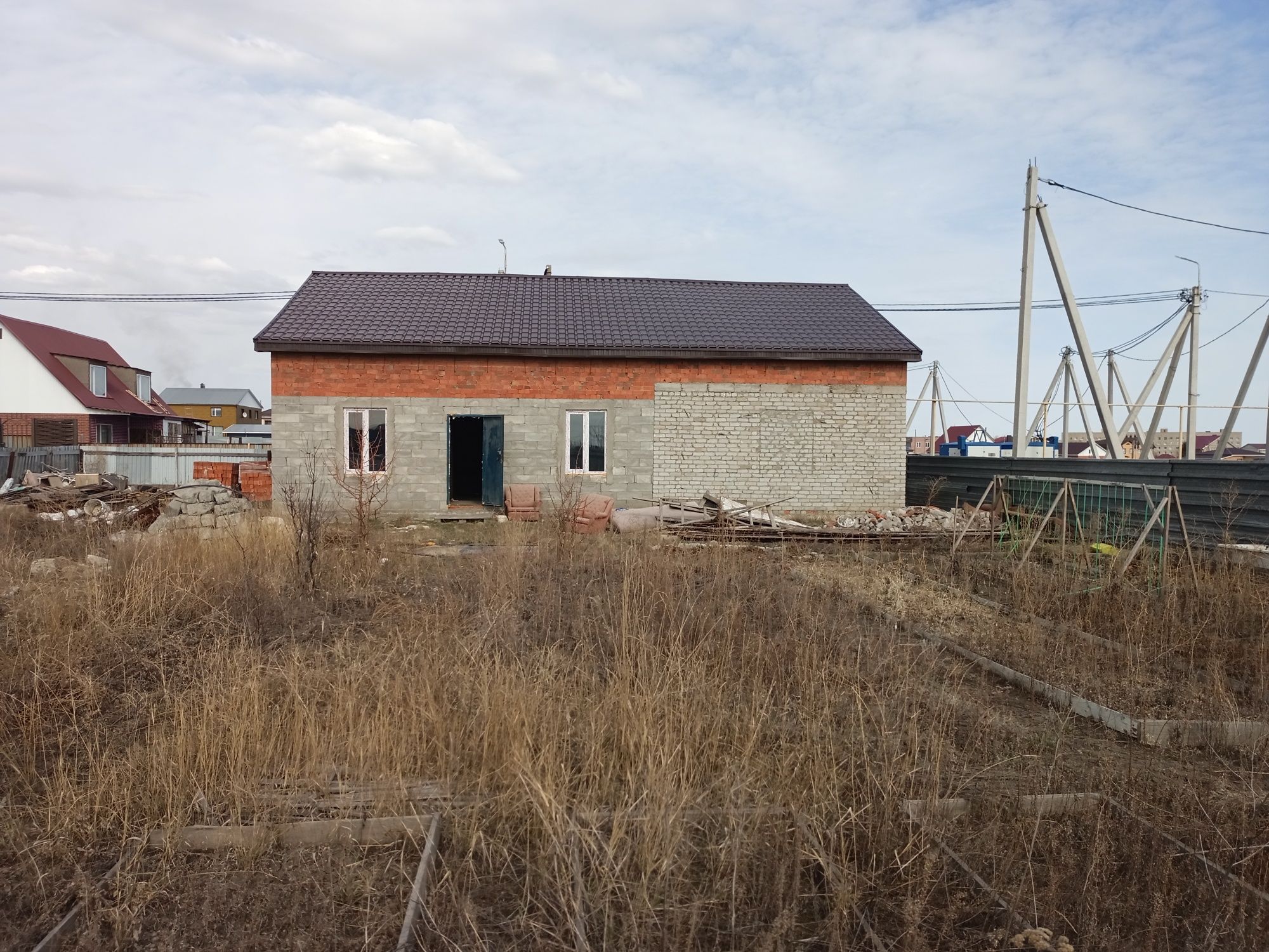 Дом с участком не достроенный