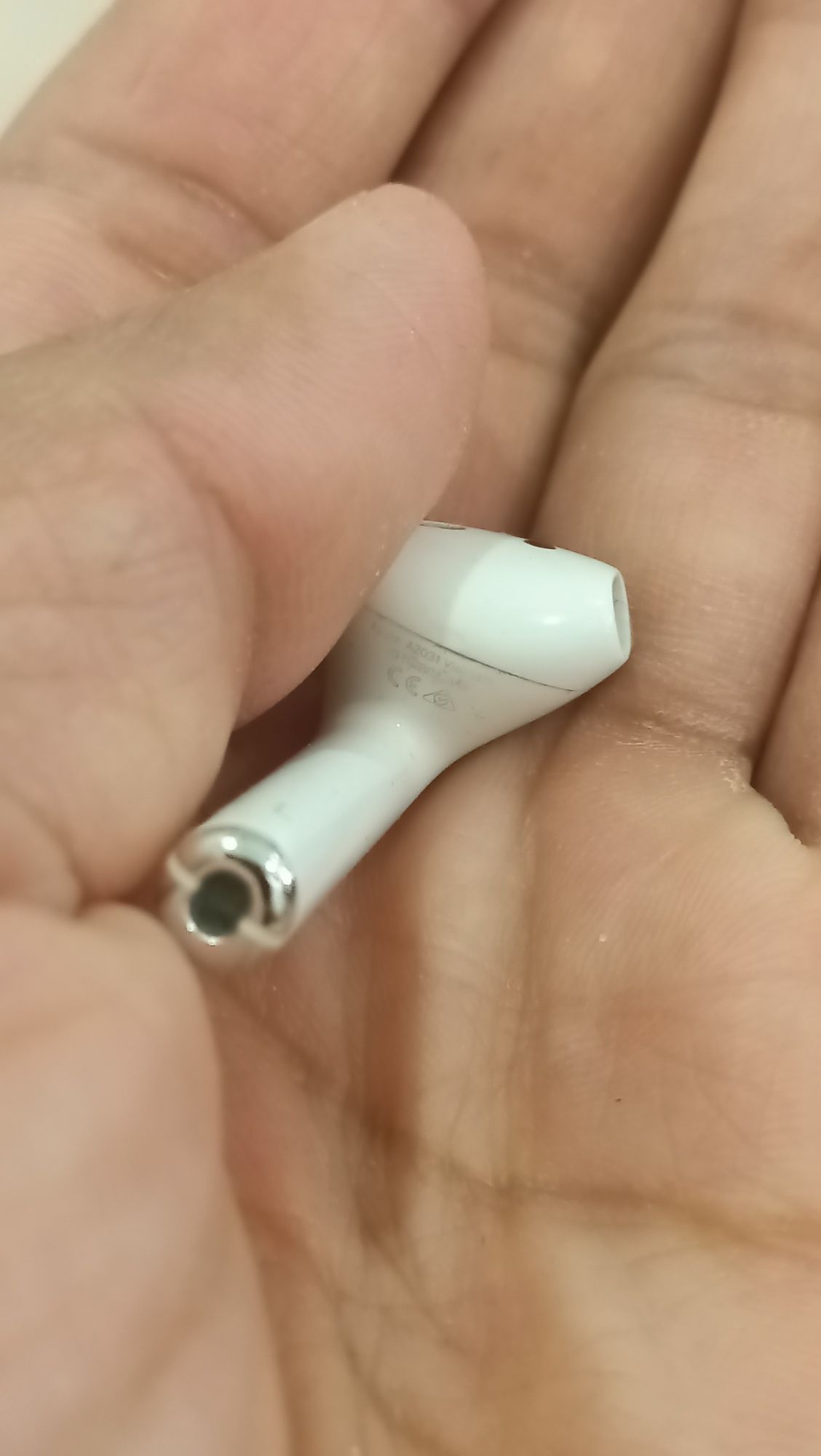 AirPods левая сторона