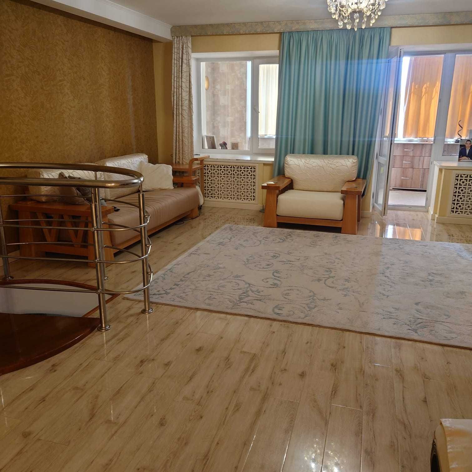 таунхаус  с садом , террасой и крытой парковкой