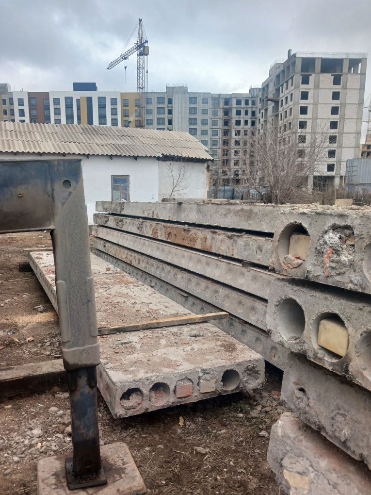 Продам плиты кирпичи и плиты перекрытия  есть доставка по городу на ма