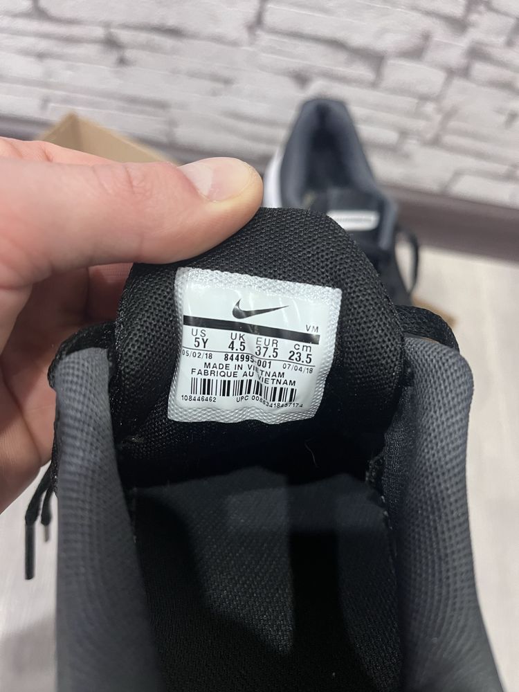 Кроссовки женские Nike р-р 37.5 (маломерят)