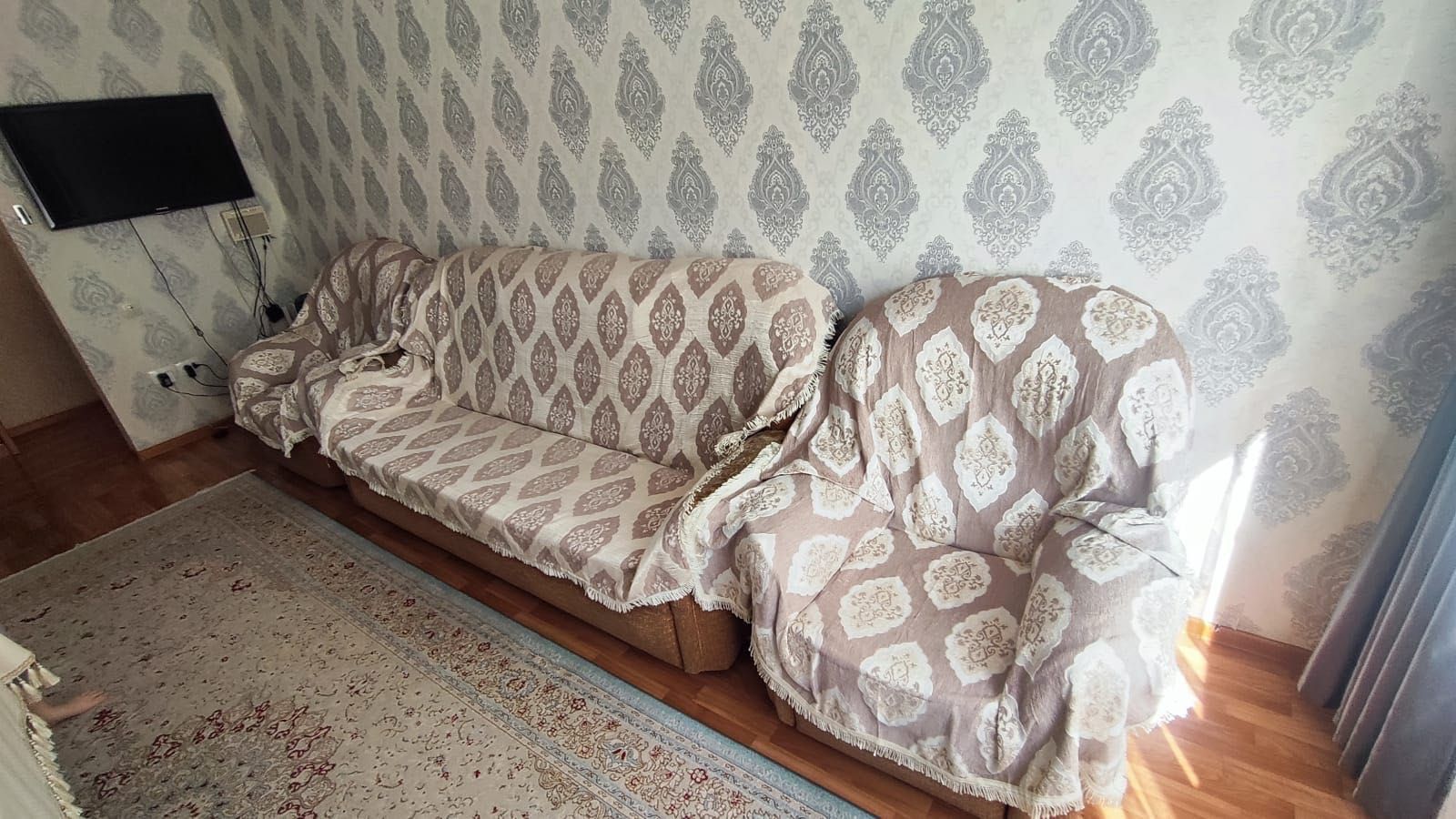 продам диван с пледом
