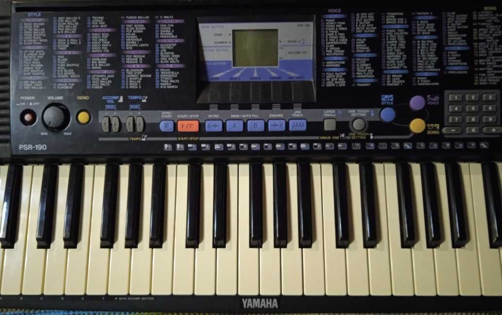 Синтезатор Yamaha на стойке с обучением