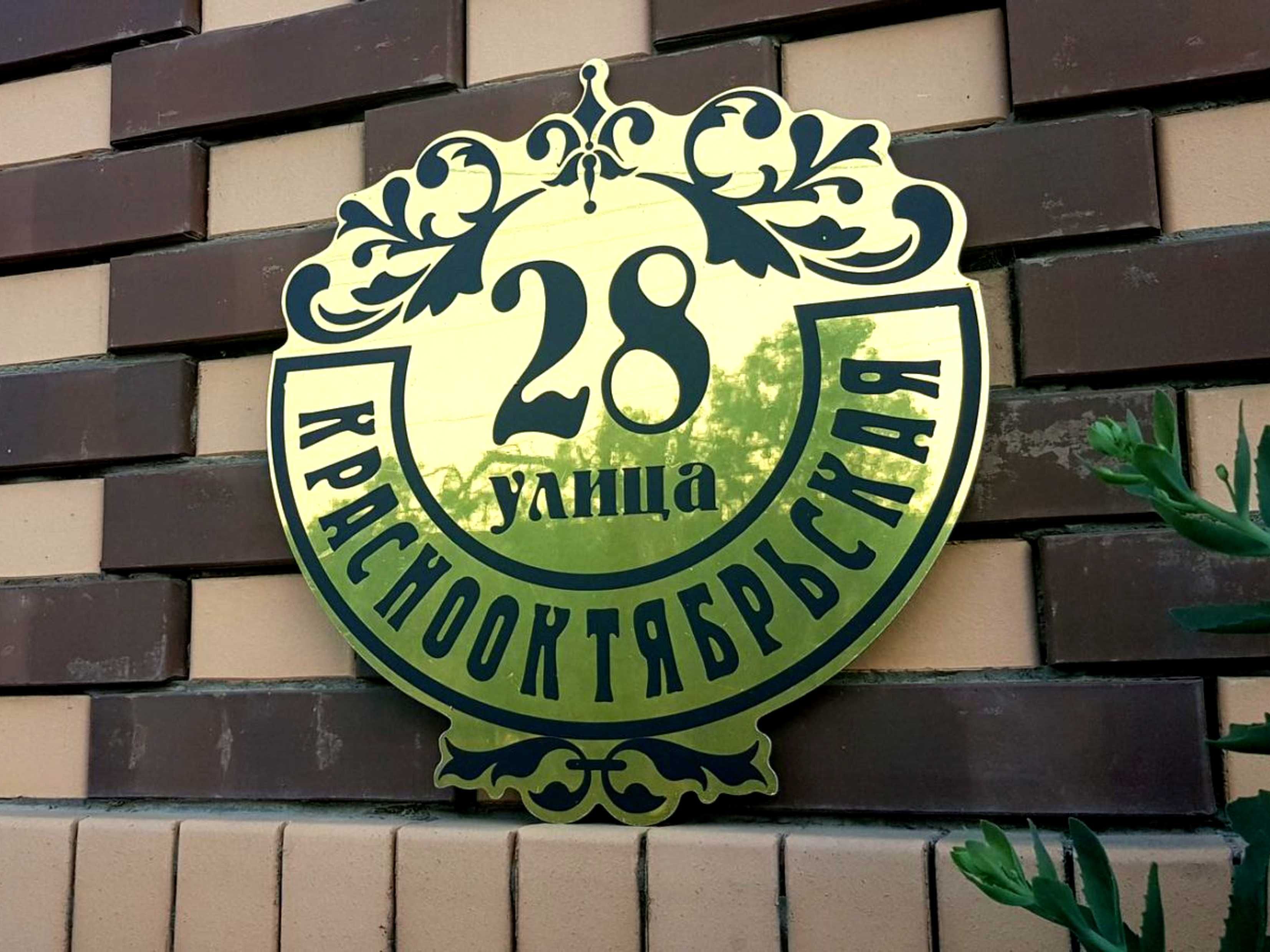 Таблички стенды бейджики на заказ номерки бейдж регламент QR табличка