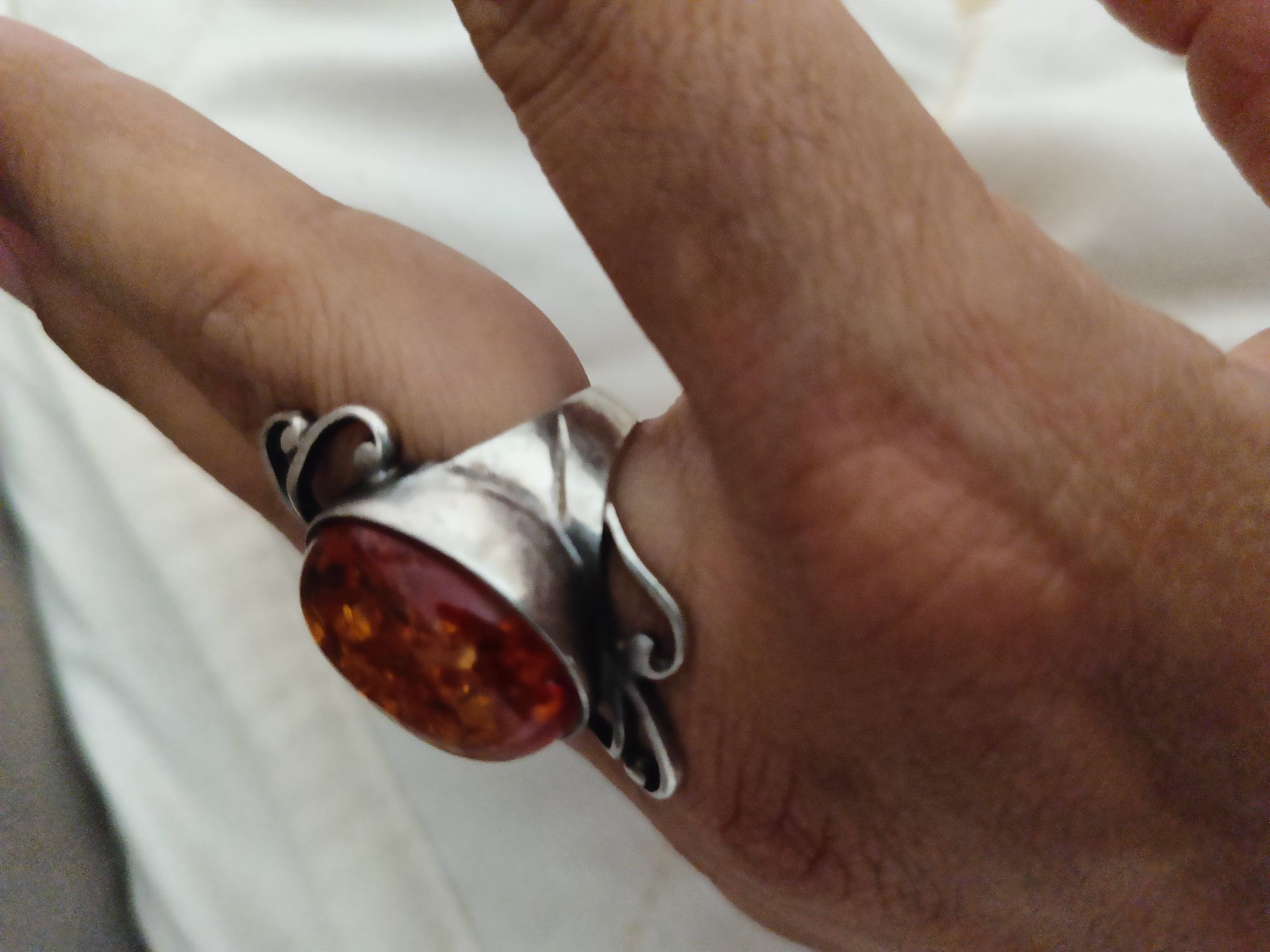Серебрянное кольцо с янтерем
