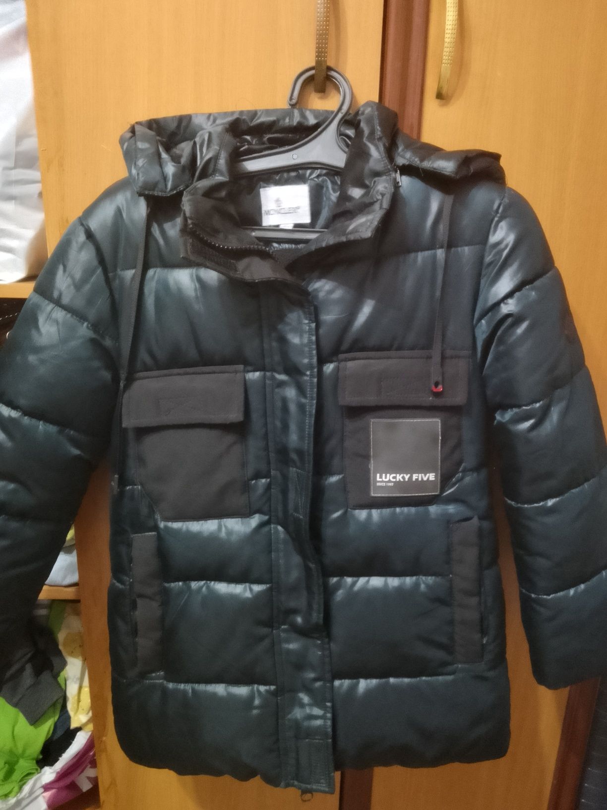 Куртка MONCLER тëмно зелëного цвета.