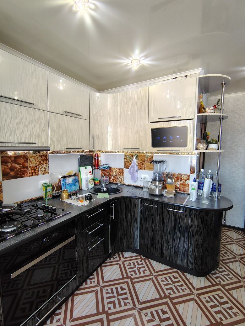 Продам 3 комнатную квартиру новой планировки с мебелью, 10 школа .