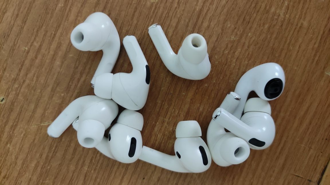 Продам наушники оригинал от Airpods правый ухо и левый ухо