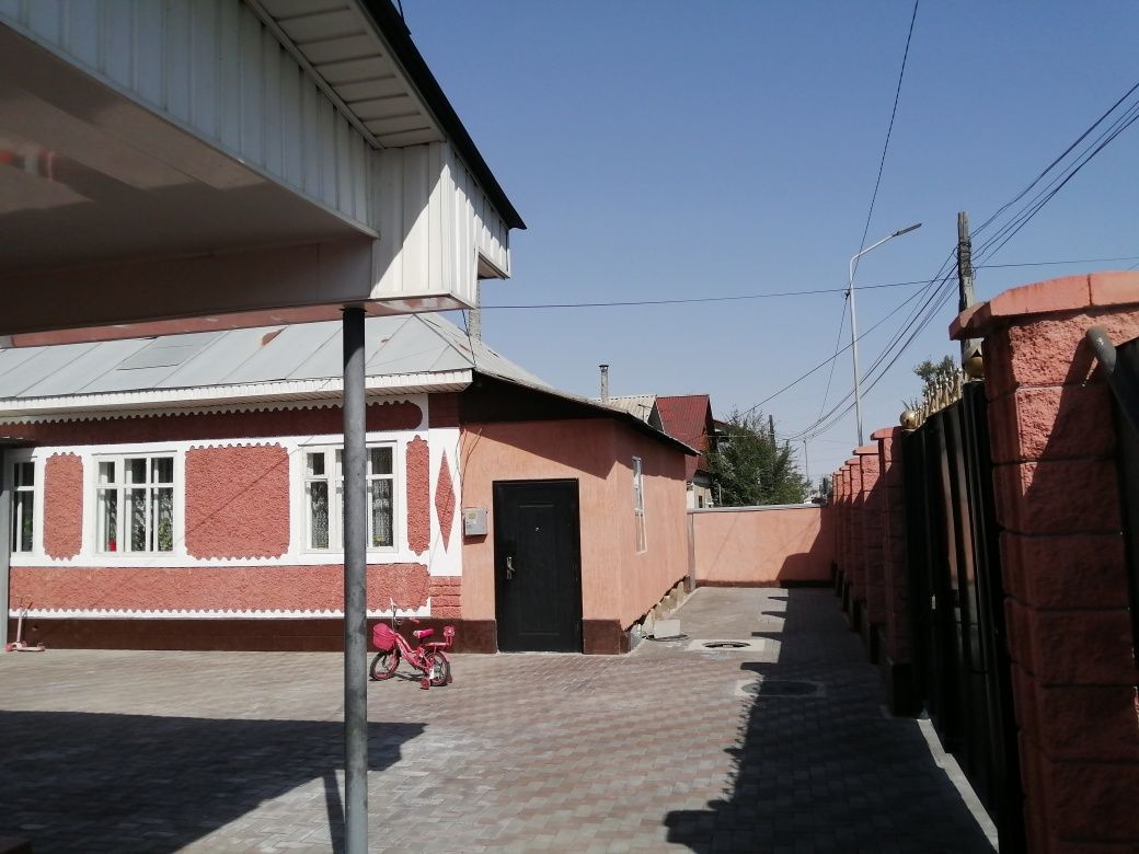 Срочно продам 2 дома в одном дворе.