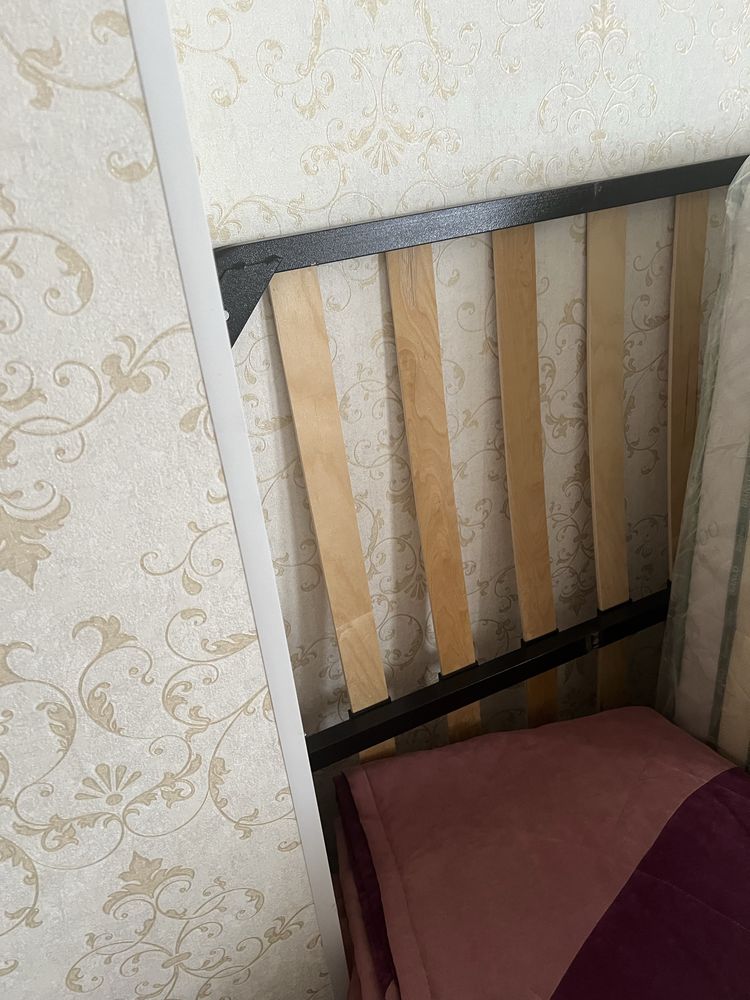Продам кровать односпальная с матрасом  и тумбочкой