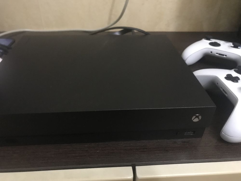 Продам Xbox one x 1 терабайт. Обмен на ноутбук.