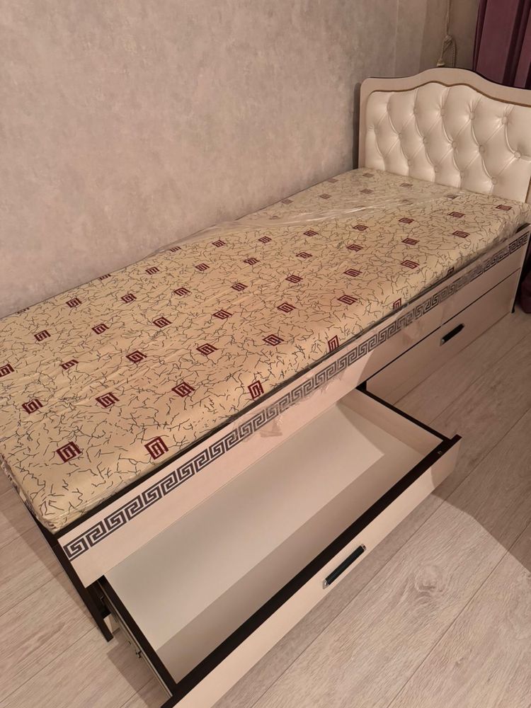 Продаю кровати есть таких 3 шт. Размер 2,90 стандарт. Матрас заводской