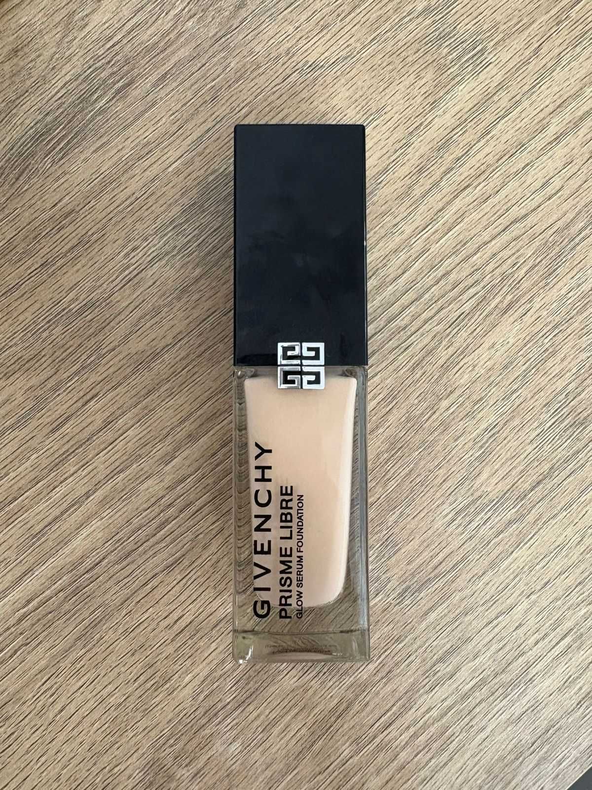 Продам тональный крем-сыворотку Givenchy Prisme Libre Glow