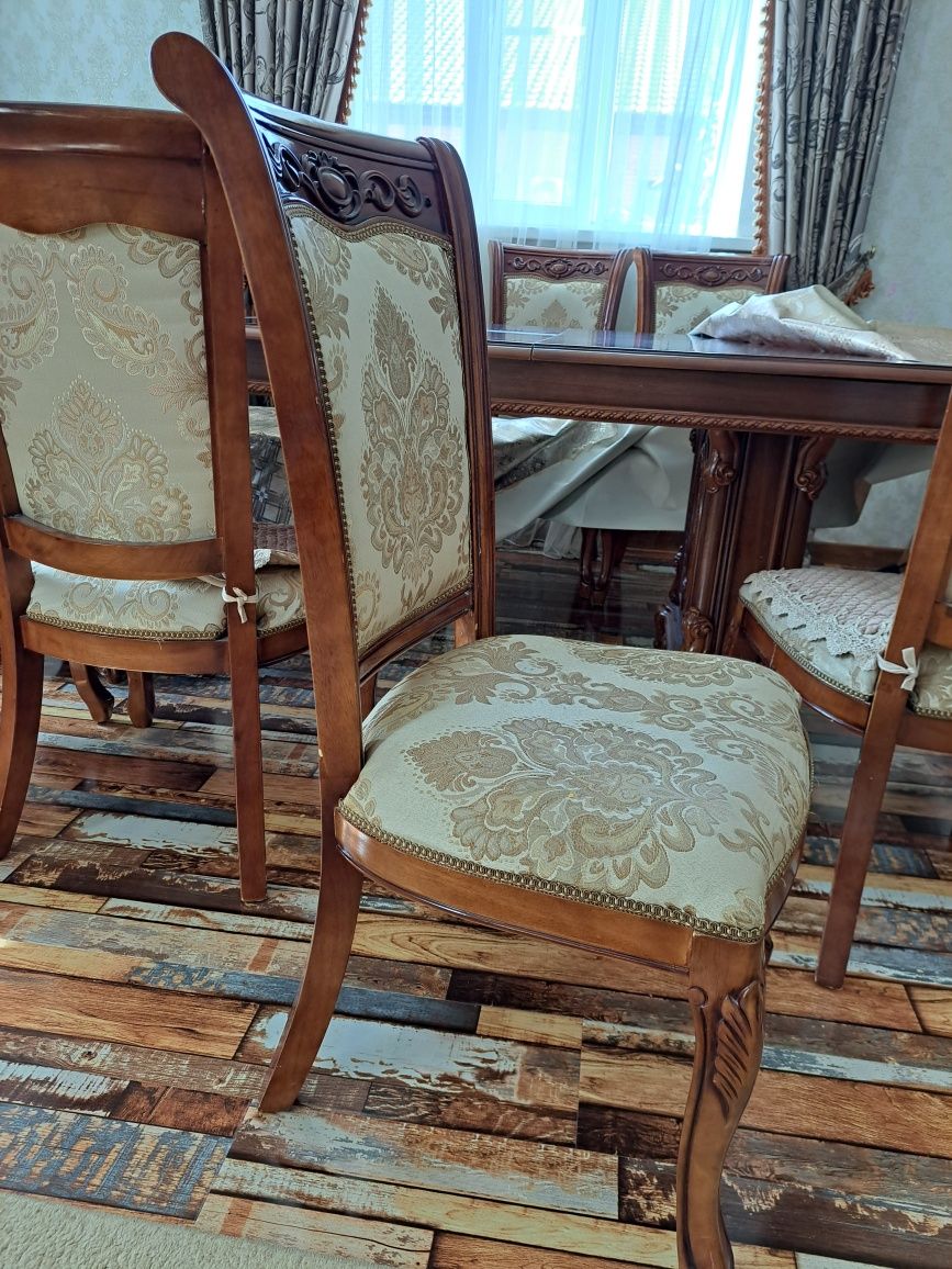 Стол и стулья для гостиной