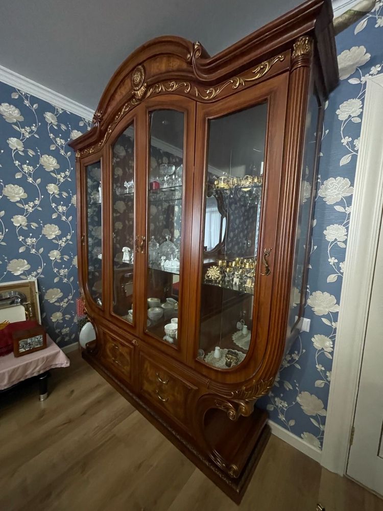 Продам гостиный комплект и обеденный стол со стульями