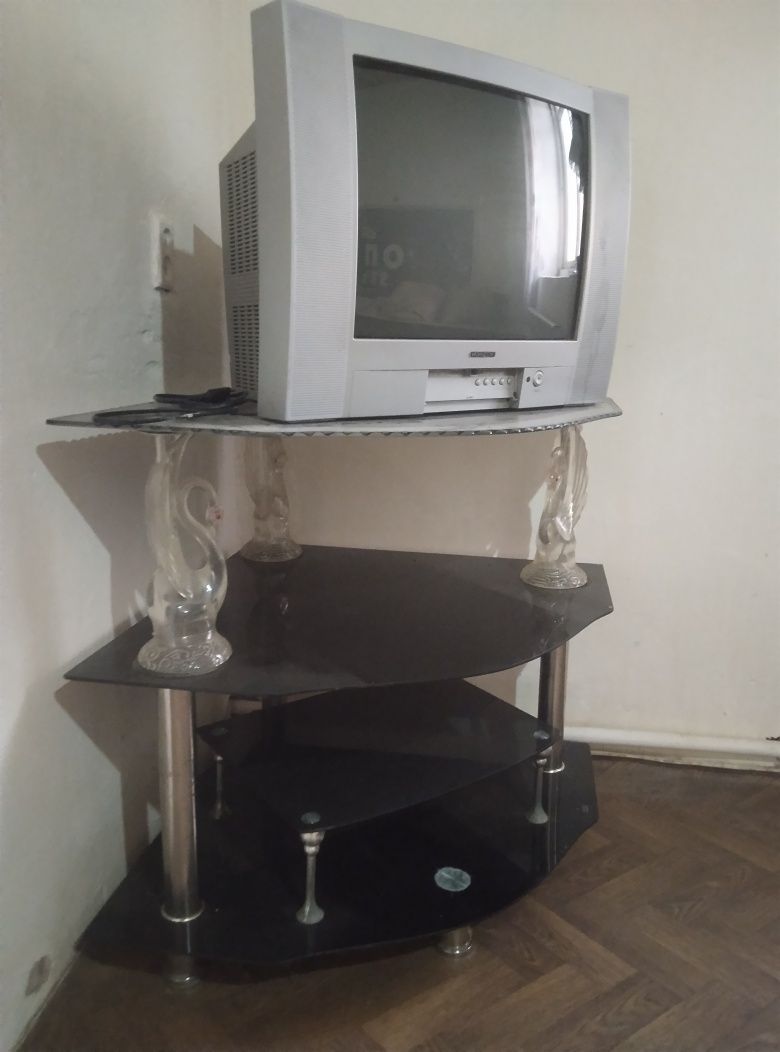 Телевизор и стеклянные подставка