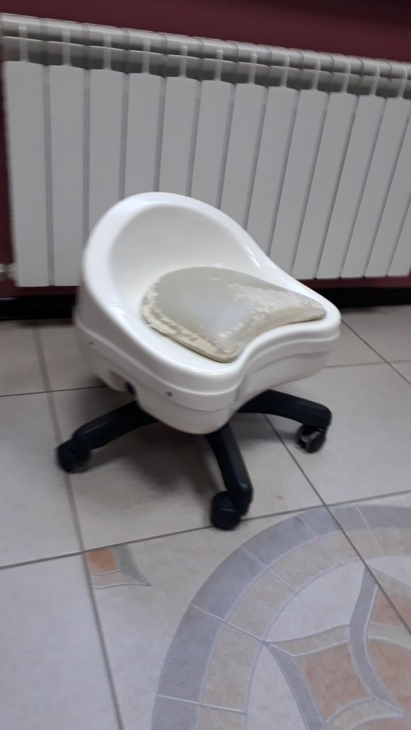 Продам стульчик на колесиках,б.у.
