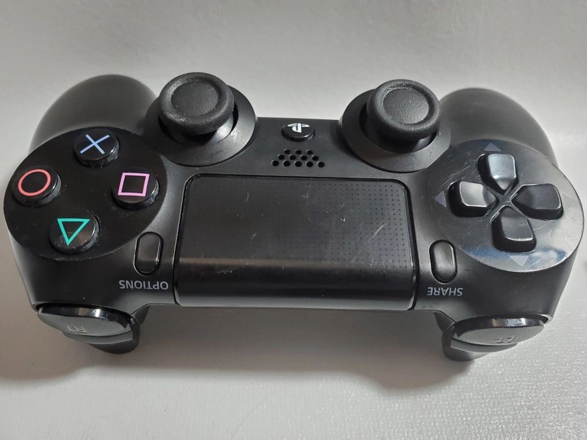 черный геймпад DualShock для PS4