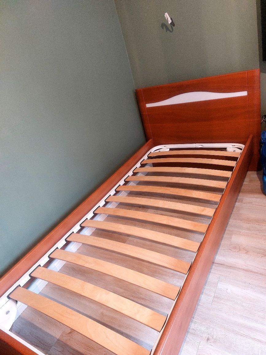 Продам кровать  1.5 б/у