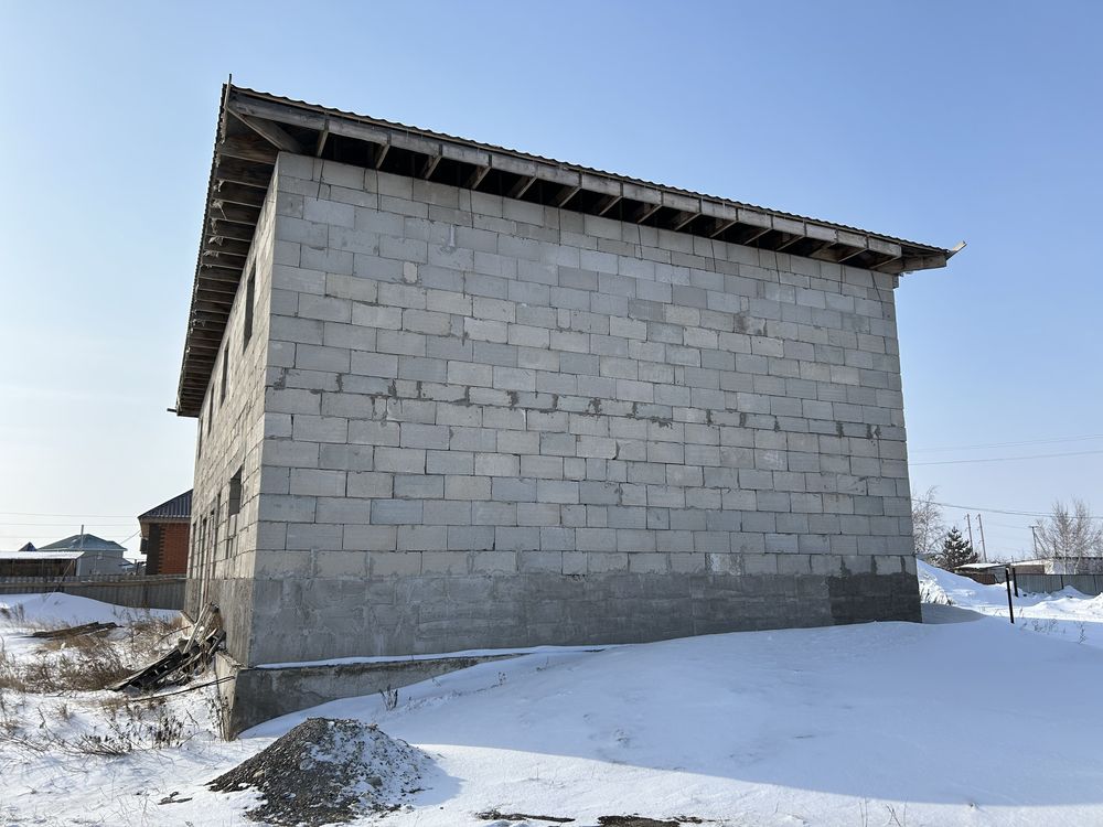 Продается земельный участкок в п. Коянды с недостроенным домом