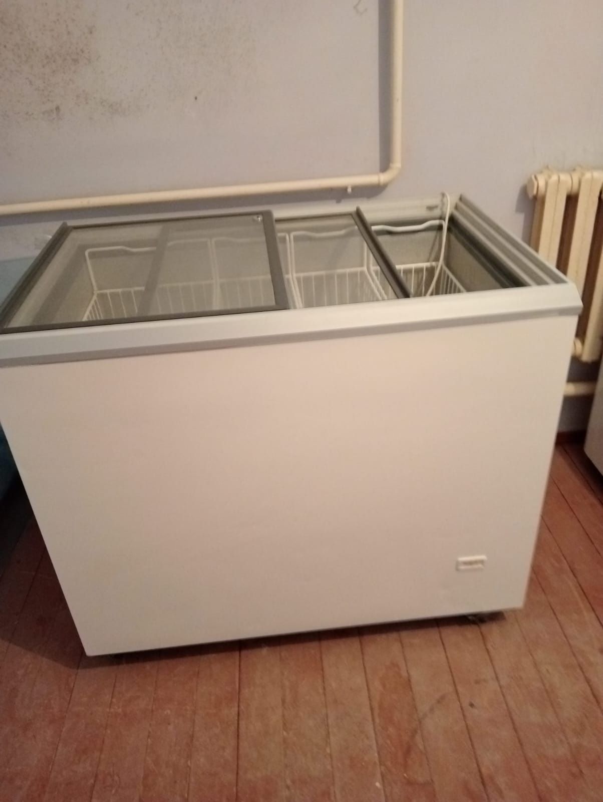 Продам  отличный чистый морозильник работает