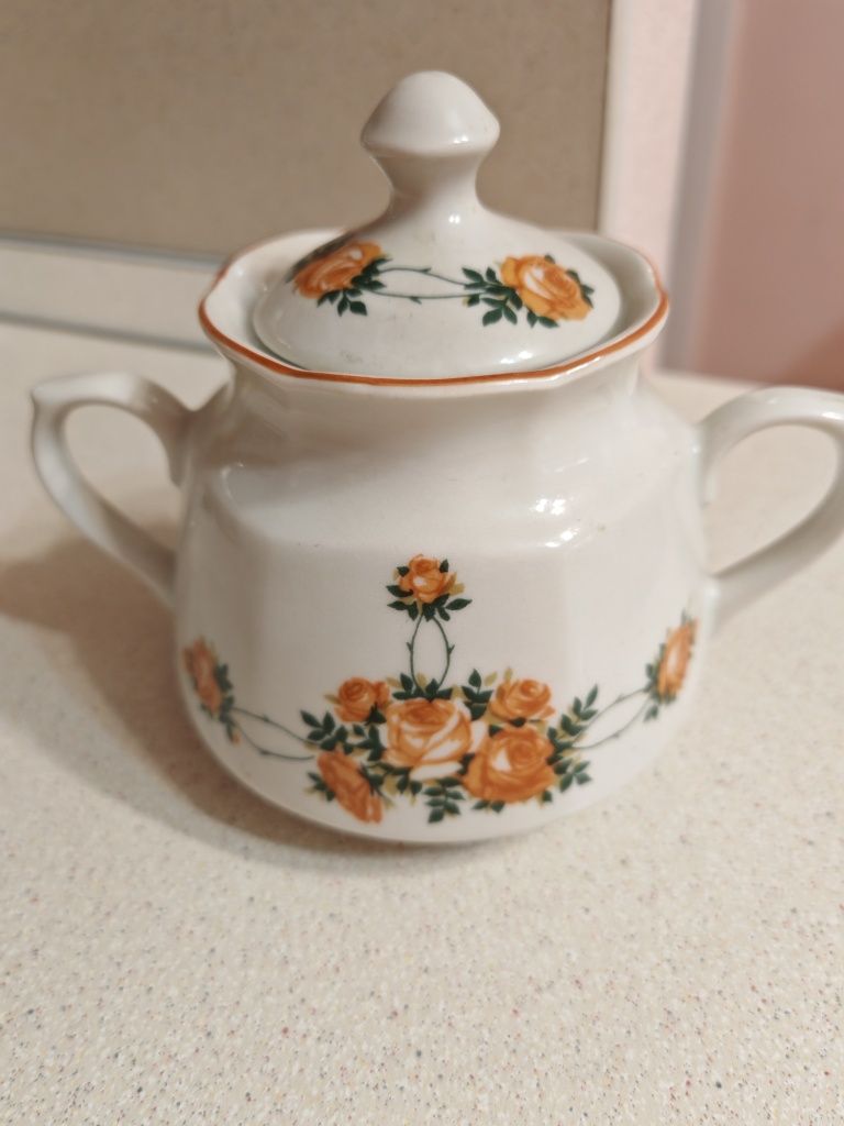 Продам чайный сервиз на 6 персон чайник, сахарница, молочник 6 блюдец