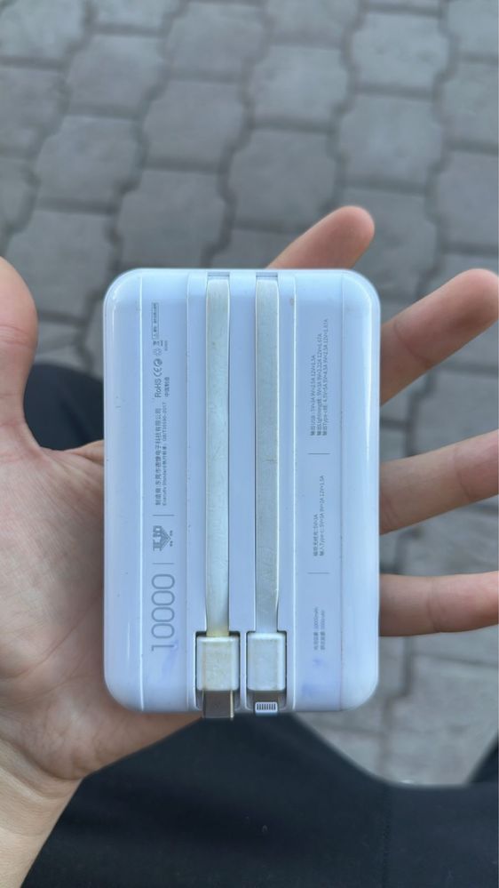 бюджетный power bank на 10000 mAh с интегрированными кабелями