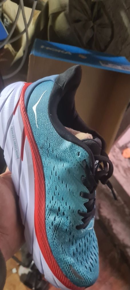 Красовки  HOKA    новые не разу не одевались