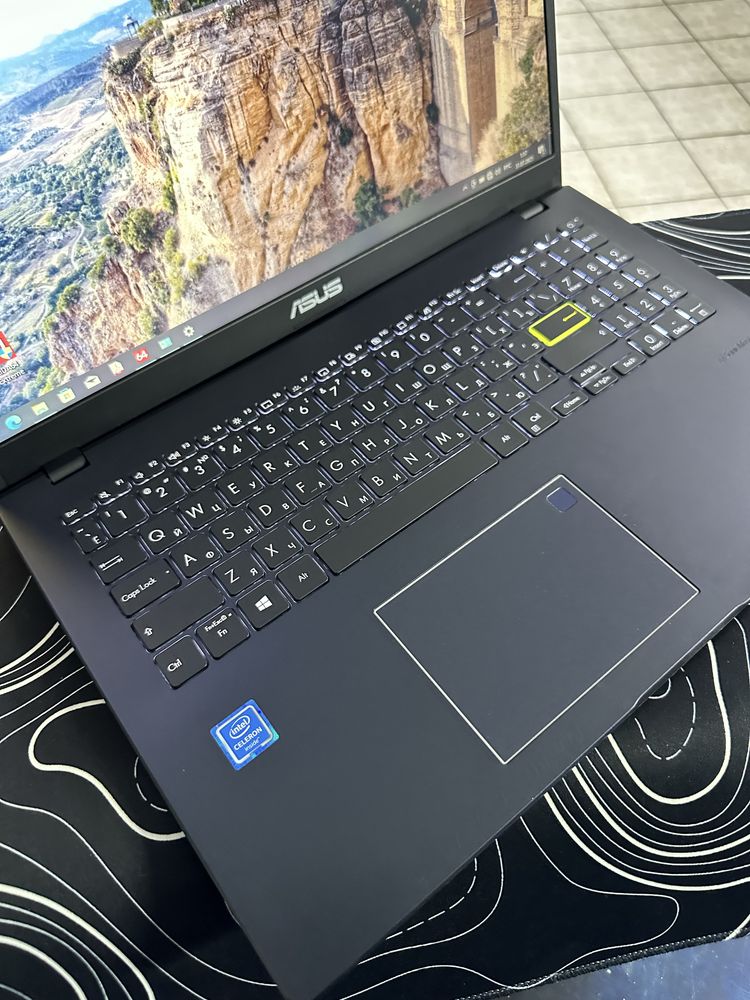 Asus N4020/ОЗУ-8ГБ/ССД-256ГБ емкость 98% как новый в идеале