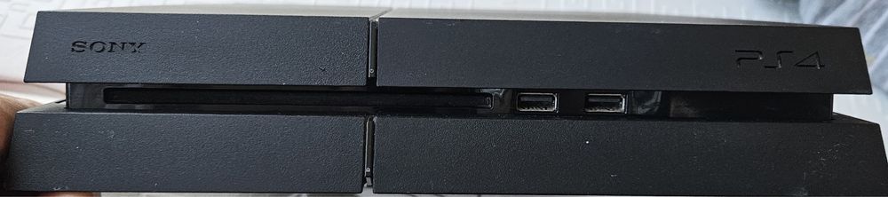 Продам PS4 в отличном состоянии