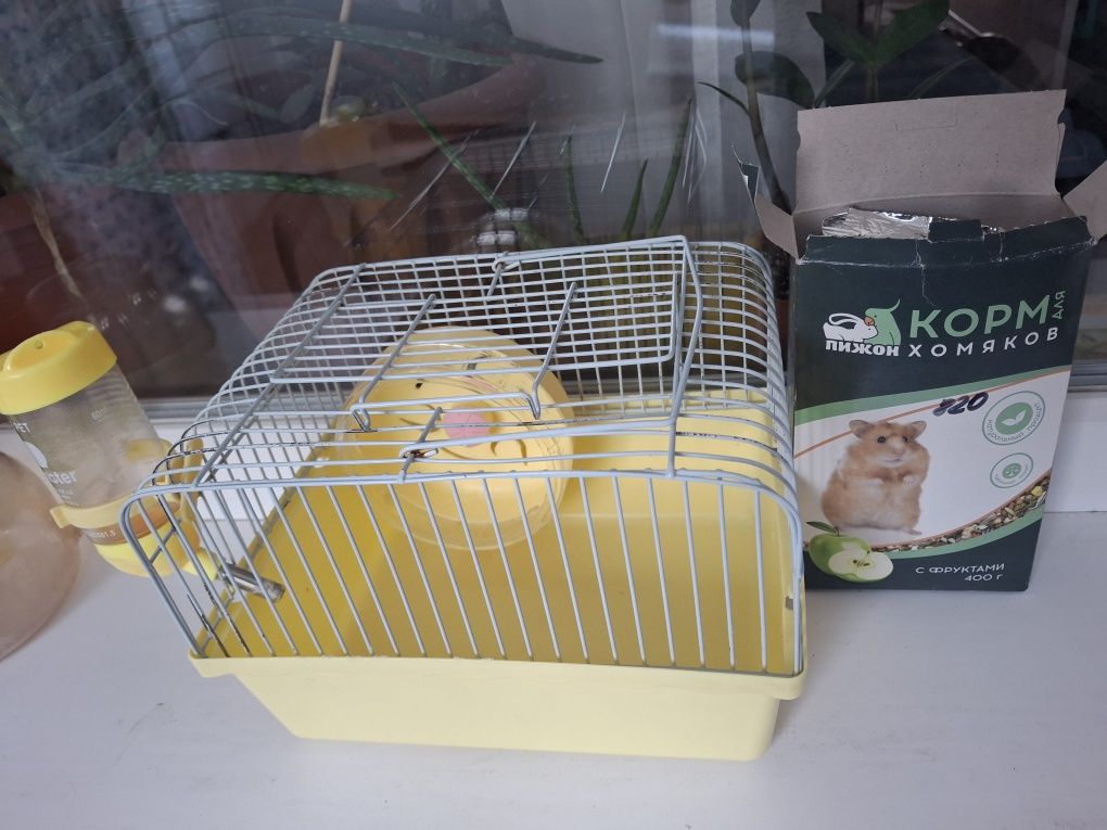 Продам клетку с кормам