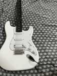 Электрогитара Stratocaster белая СРОЧНО!!!