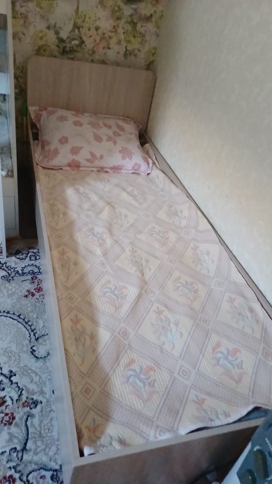 Продаётся  диван дёшево  почти новый