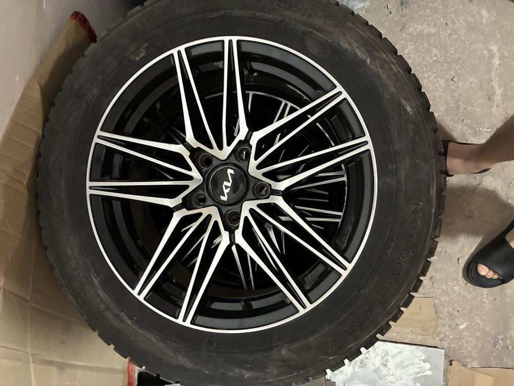 Новый Комплект шипованных шин с дисками 215/60/17 Nokian