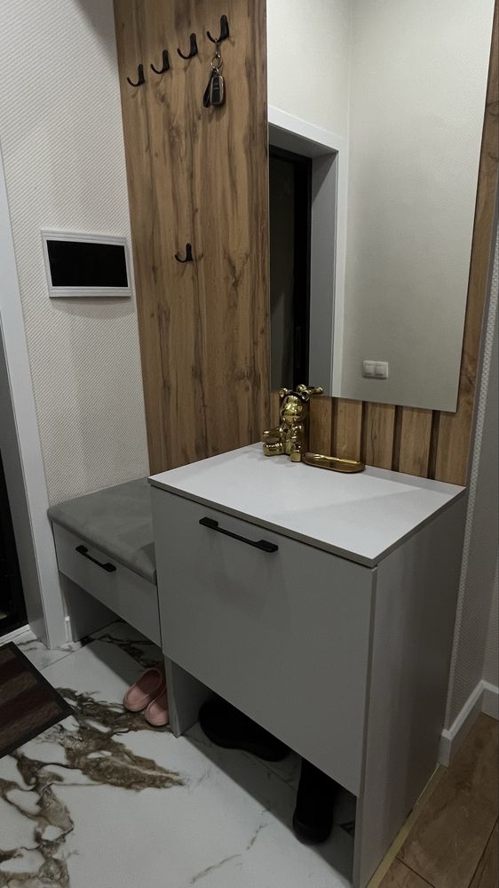 Продам прихожую в идеальном состоянии. Высота 2.90