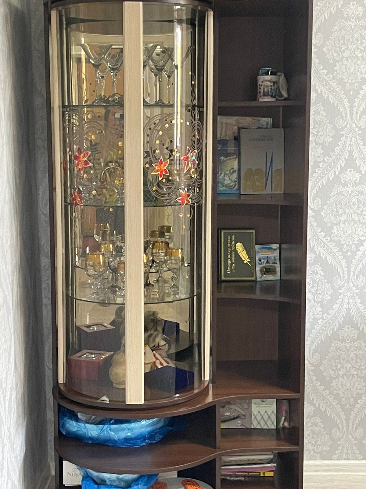 Продам шкаф-витрина