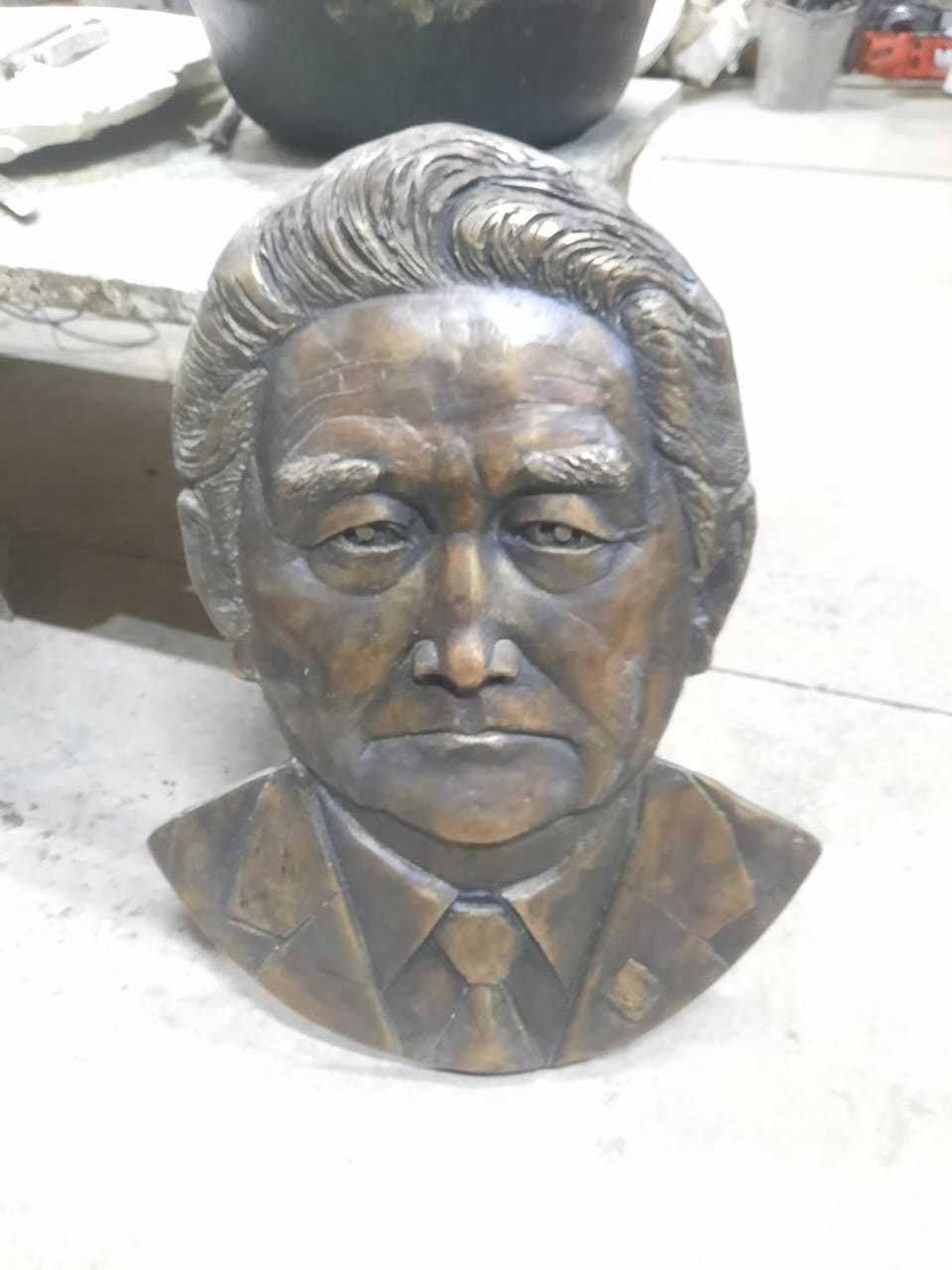 Бюсты, барельефы, скульптуры, памятники из бронзы, мрамора, гранита