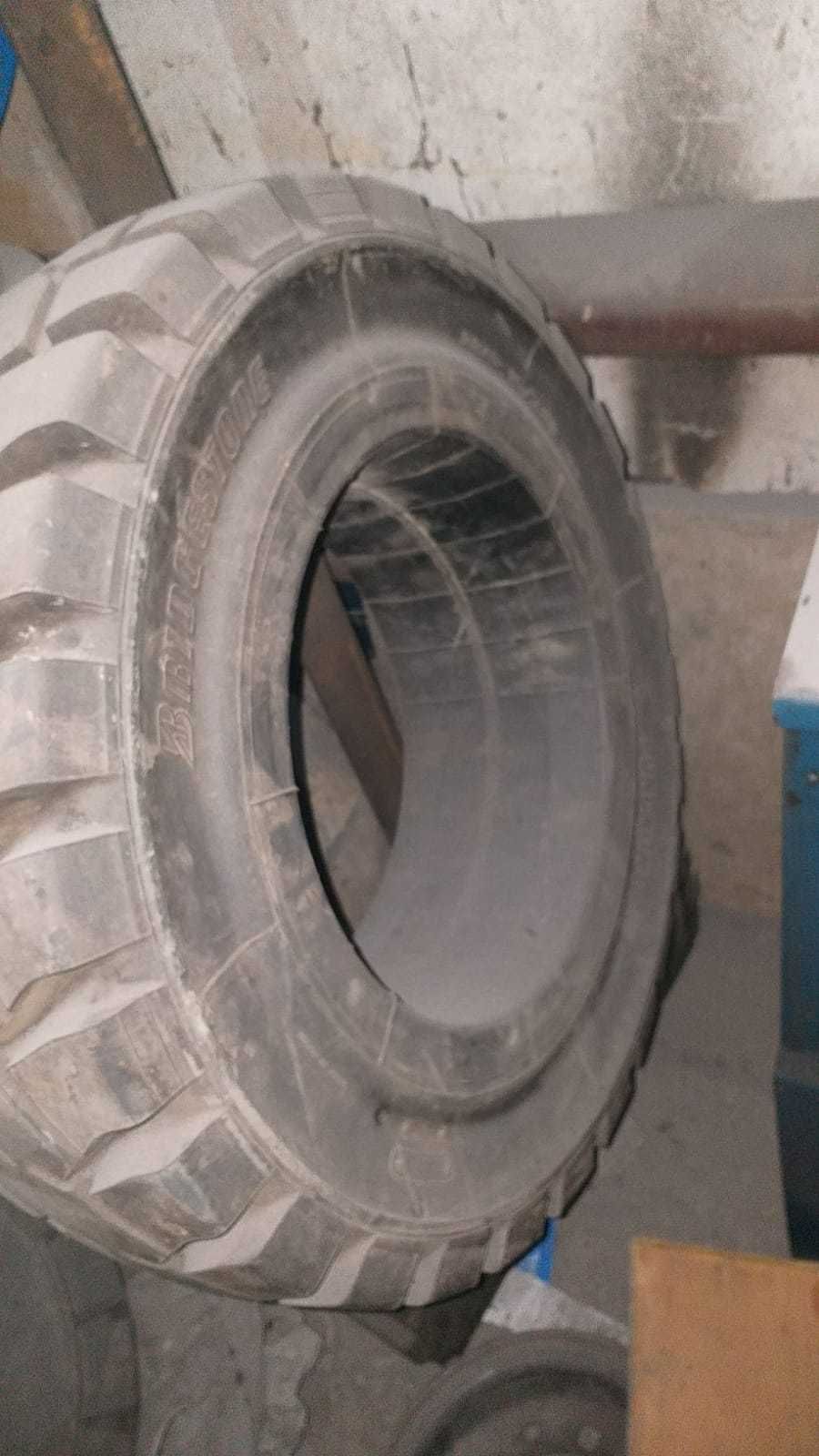 Шины для погрузчика (кары). Bridgestone 28х9-15. Цельнолитые. Новые.