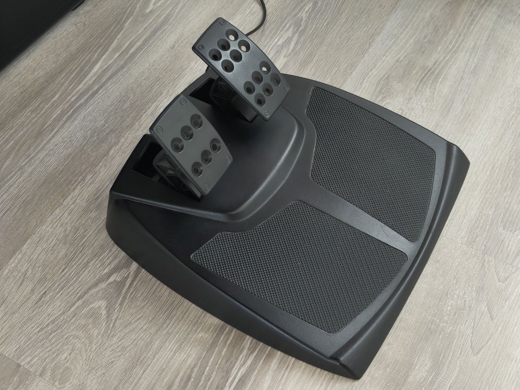 Руль Logitech MOMO Racing