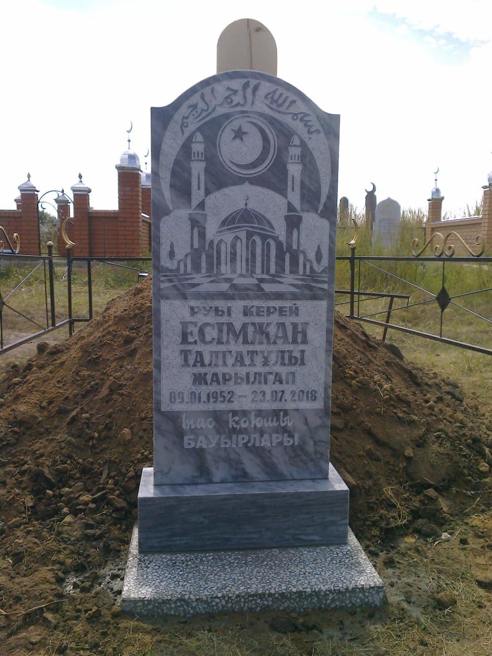 Памятники, гранит, мрамор, мраморная крошка.