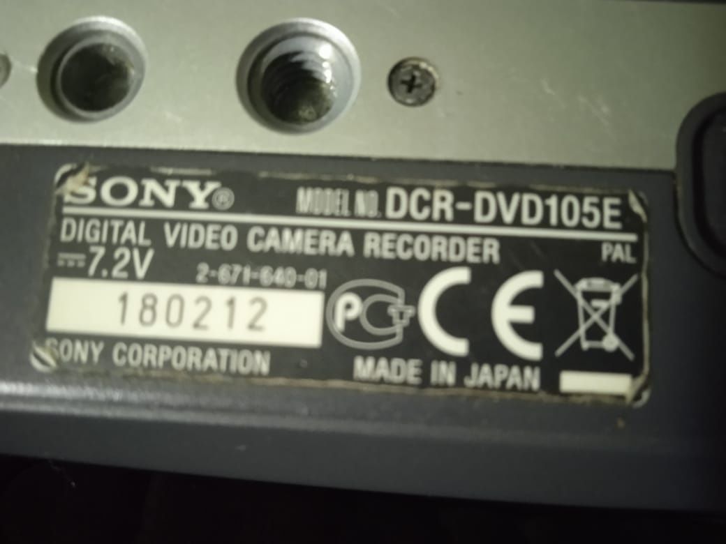 Видеокамера SONY в рабочем состоянии. Диски прилагаются