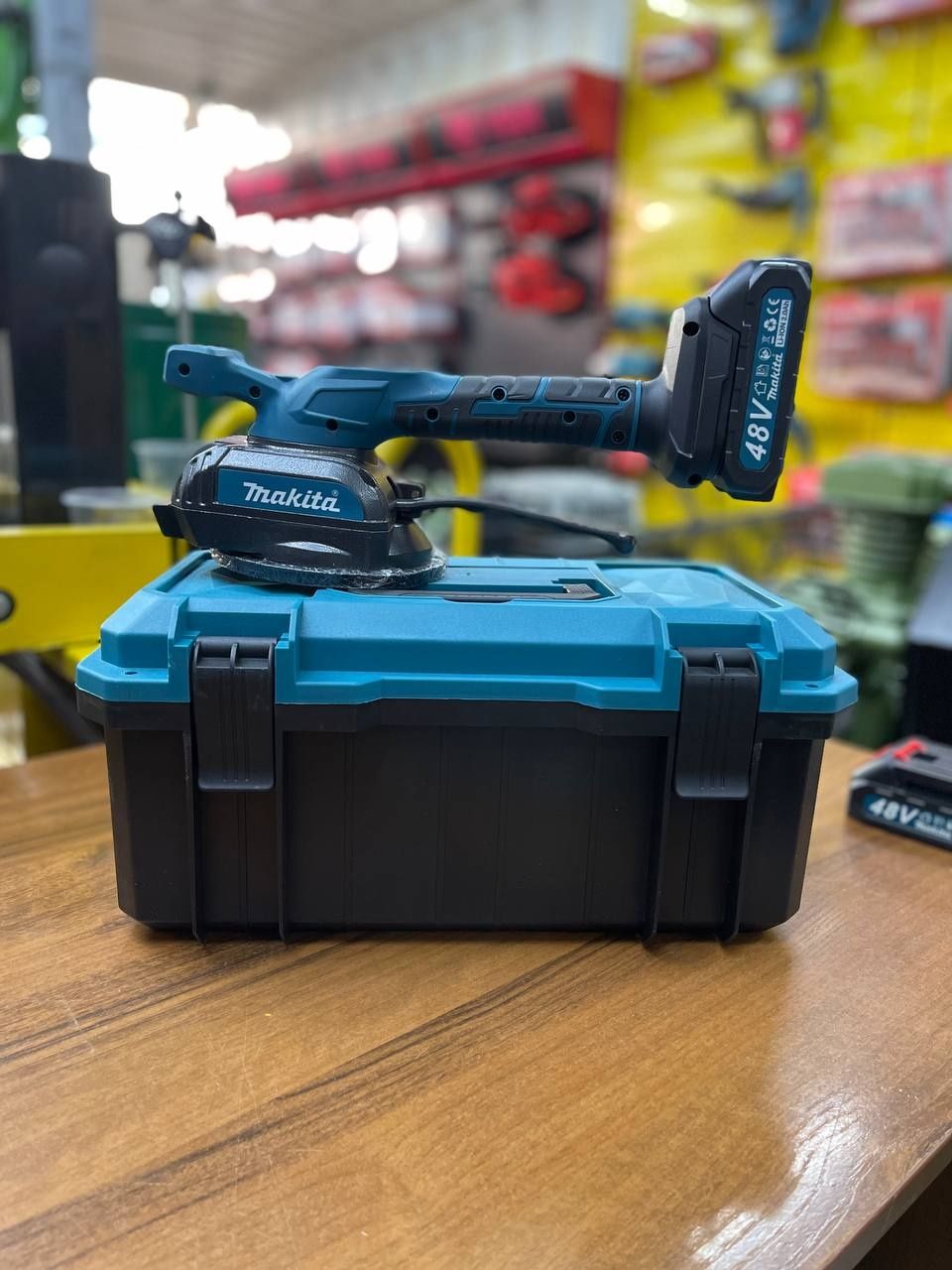 Скидка! Аккумуляторная ваккумная виброприсоска Makita 3Ач